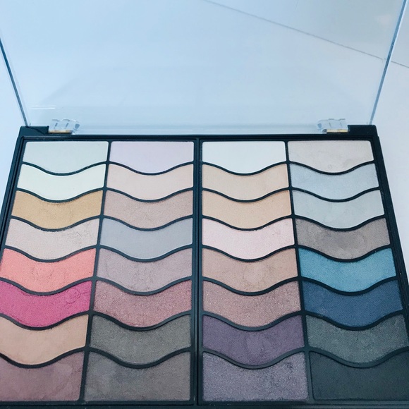 NWT Eyeshadow Palette - Picture 1 of 4